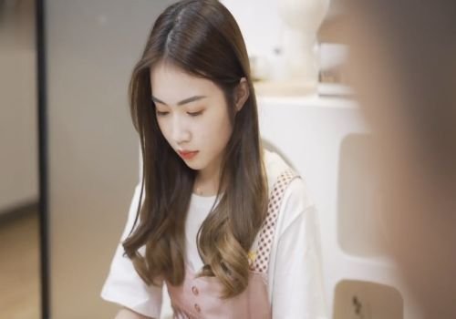 Cha dượng tồi tệ nói chuyện với con gái mới lớn xinh đẹp của mình